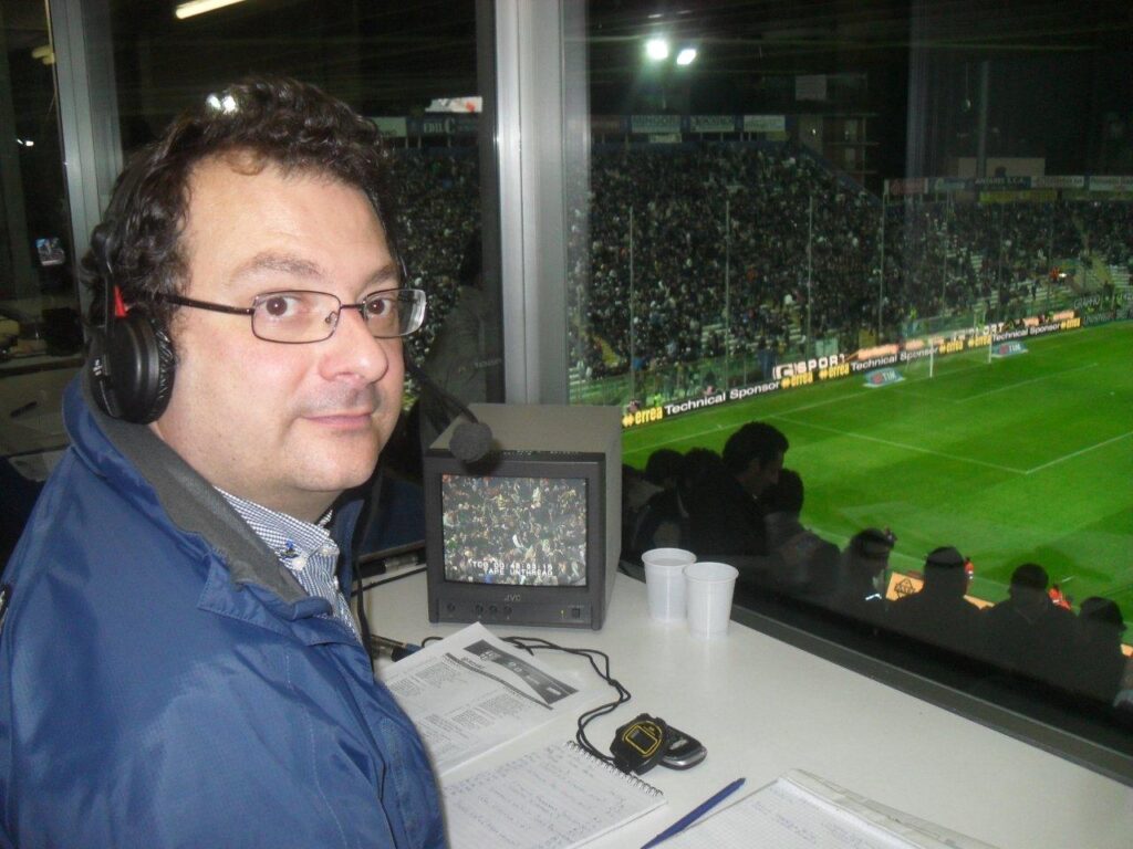 Giuseppe Bisantis, radiocronista di Radio Rai 2: “Se Tutto il calcio fosse un calciatore sarebbe un tuttocampista, alla Rijkaard o alla Mychajlycenko, uno che copre tutti i ruoli”