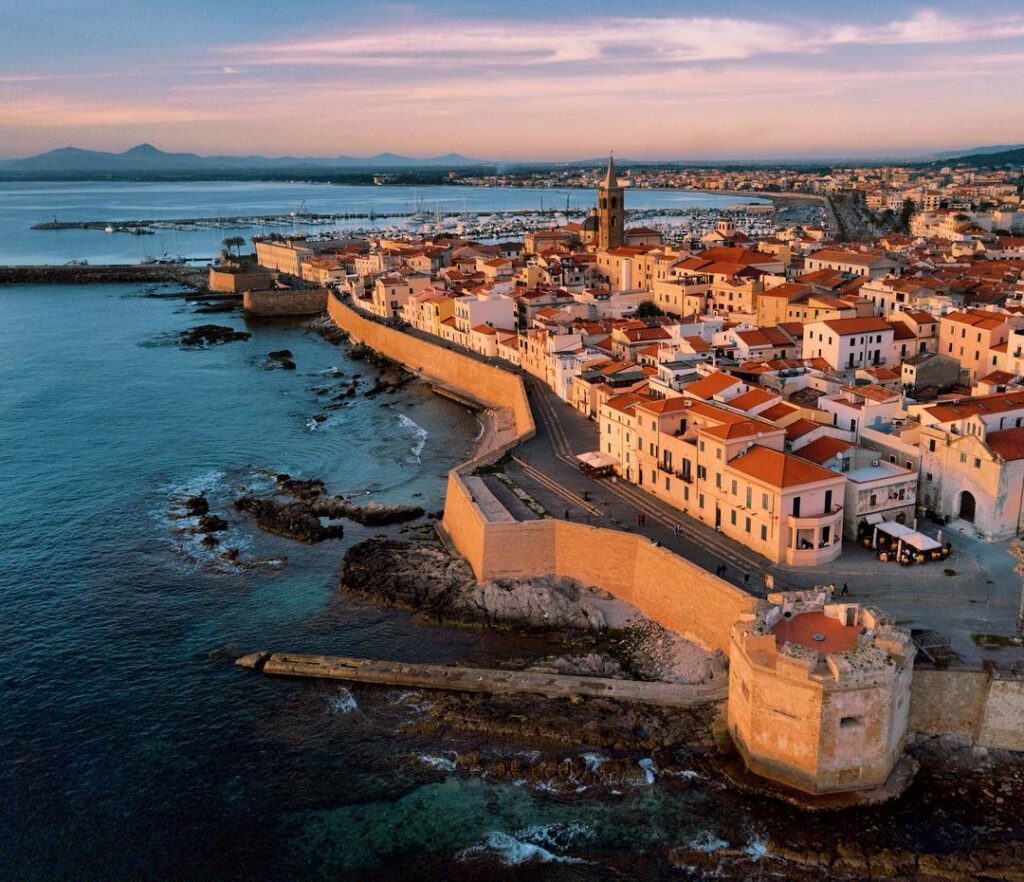 Foto del giorno: la splendida Alghero al tramonto