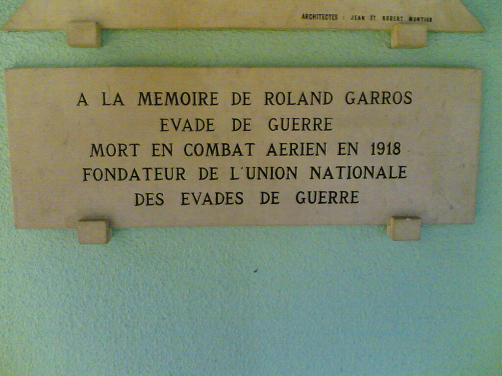 L'epigrafe dedicata dalla città di Tolosa a Roland Garros e la sua foto