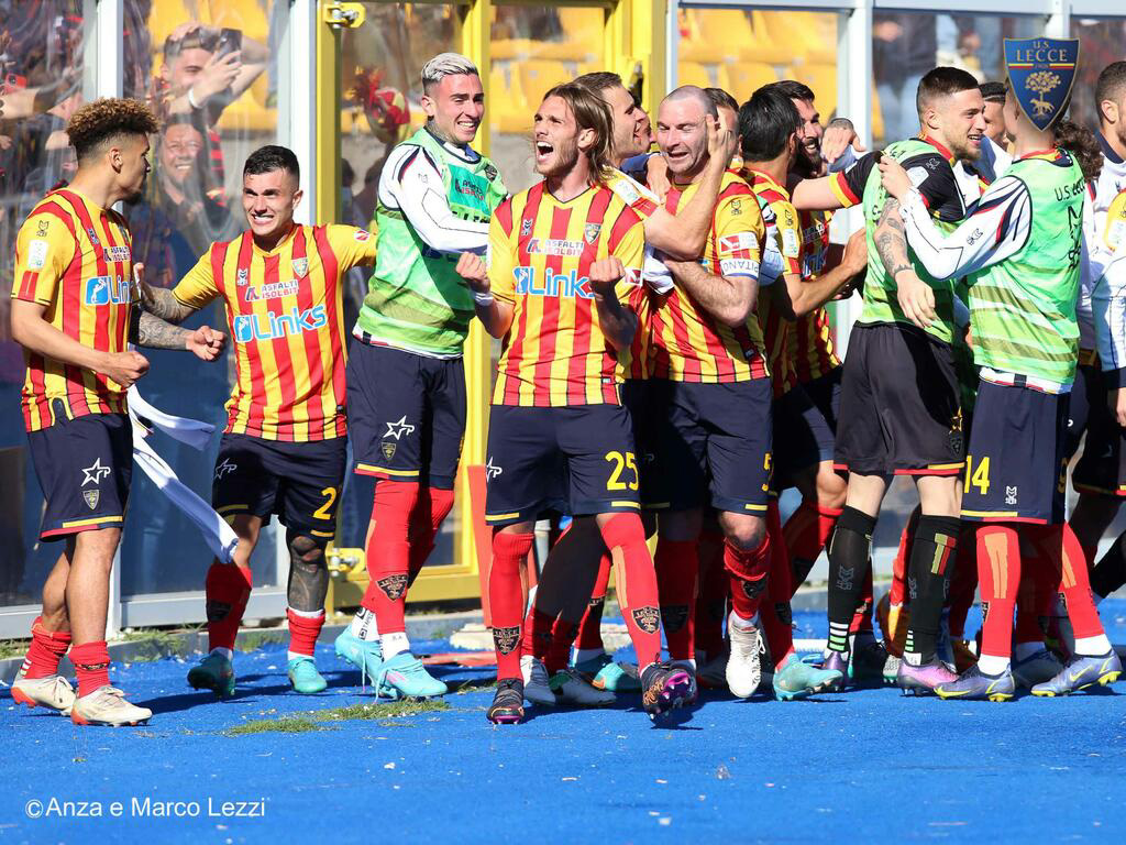 IL LECCE CON LA SERIE A IN  PUGNO.