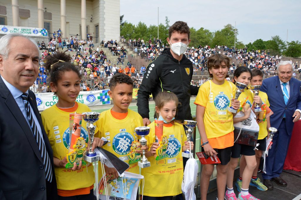 Filippo Tortu tedoforo d’eccezione per l’inaugurazione dei Trofei di Milano