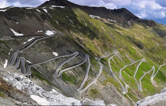 CICLISTI DA TUTTO IL MONDO PER SPEGNERE LE DIECI CANDELINE SULLA TORTA DELLA GRANFONDO STELVIO SANTINI