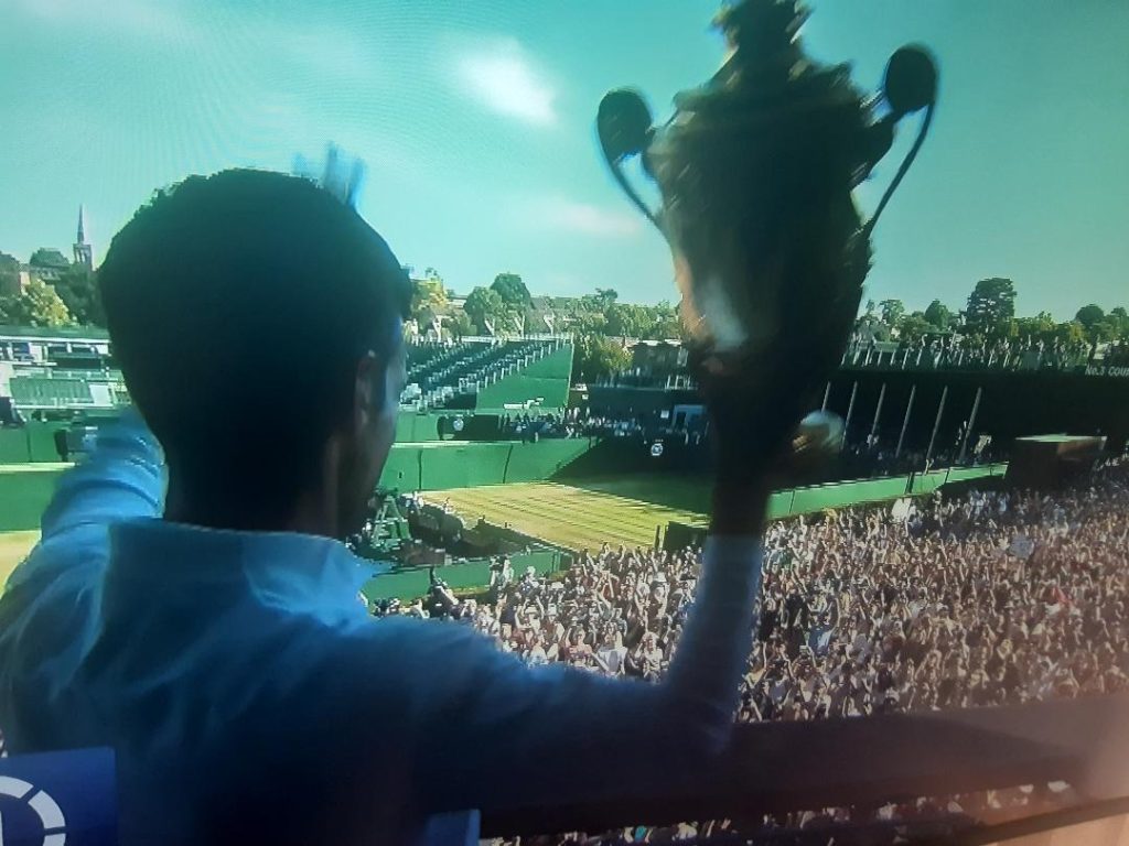 WIMBLEDON CONSACRA ANCORA UNA VOLTA NOVAK DJOKOVIC, CHE RIMANE INDIFFERENTE ALLE PAZZIE DI NICK KYRGIOS, VITTIMA DI SE STESSO.