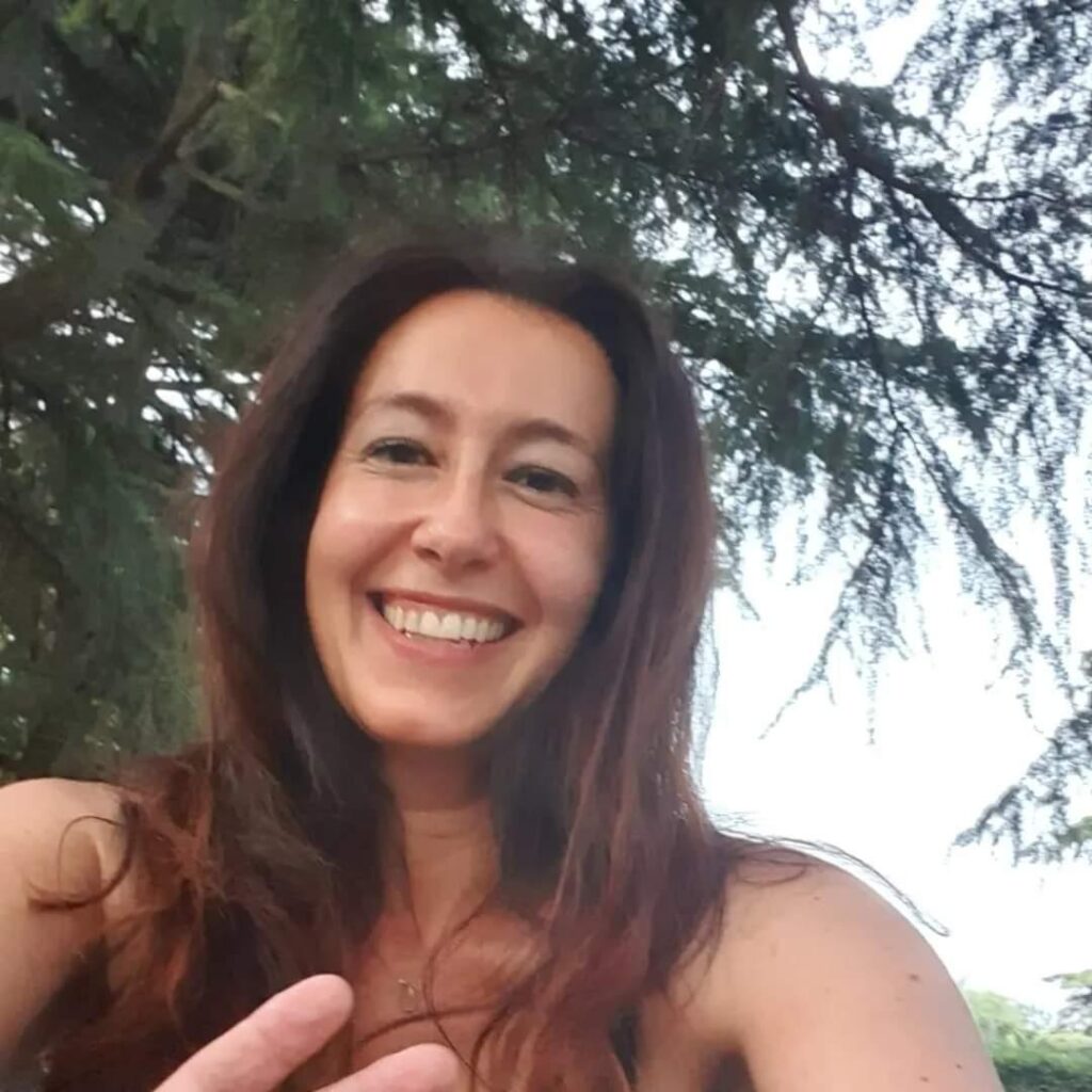 LA DONNA STA SEMRE UN PASSO INDIETRO
