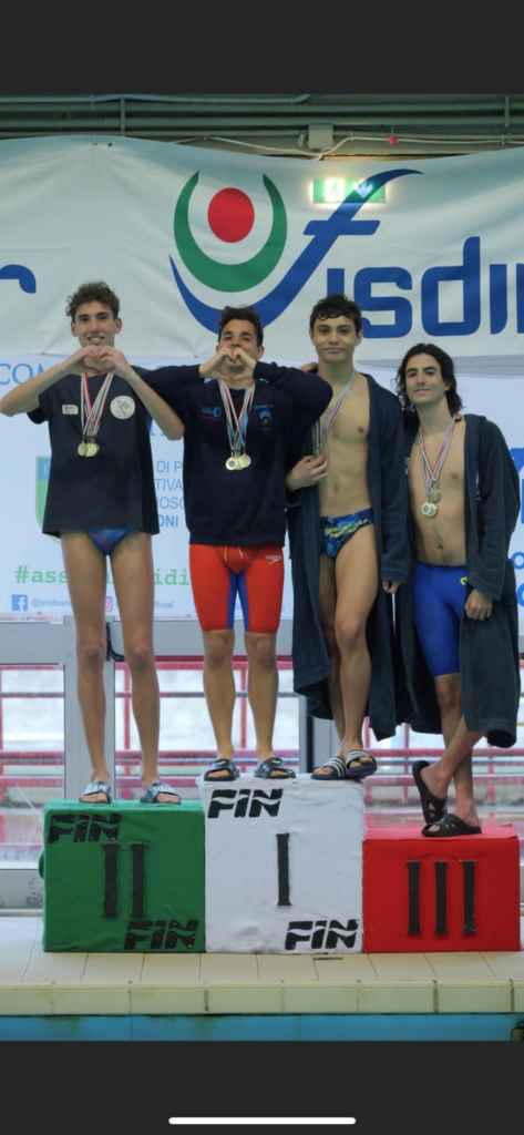 <strong><br>Nuoto Fisdir, la compagine della Delfini Blu ASD Bonsignore, Ferrante, Negro e Ramondo fissa il record italiano nella staffetta 4×100 Stile maschile</strong>