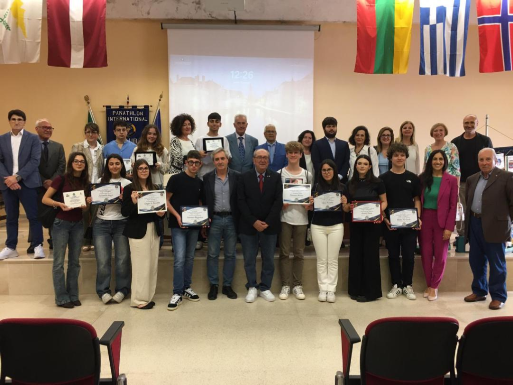PIU’ DI 100 STUDENTI SALENTINI AL 14° PREMIO “GIORNALISTA PER UN GIORNO – SERGIO VANTAGGIATO’ DEL PANATHLON CLUB LECCE