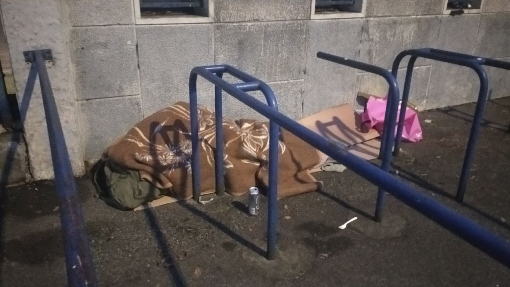 Clochards autoinvitati a dormire in piazzale Olimpia